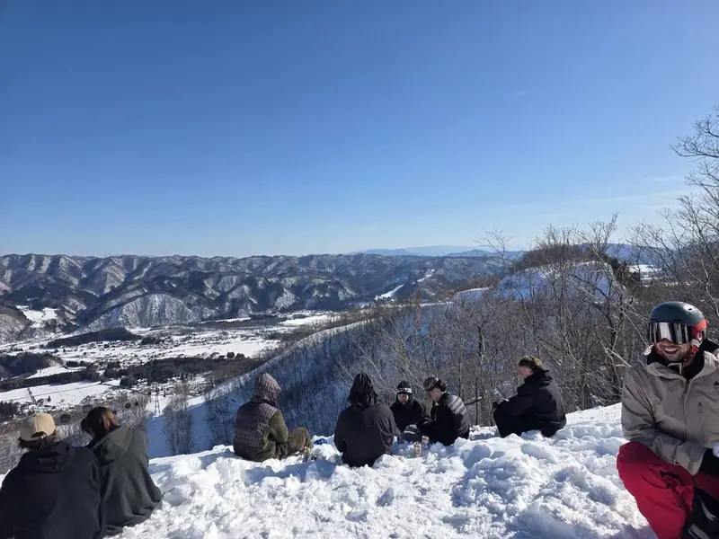 The crowd on the hill looking out over the Hakuba valley